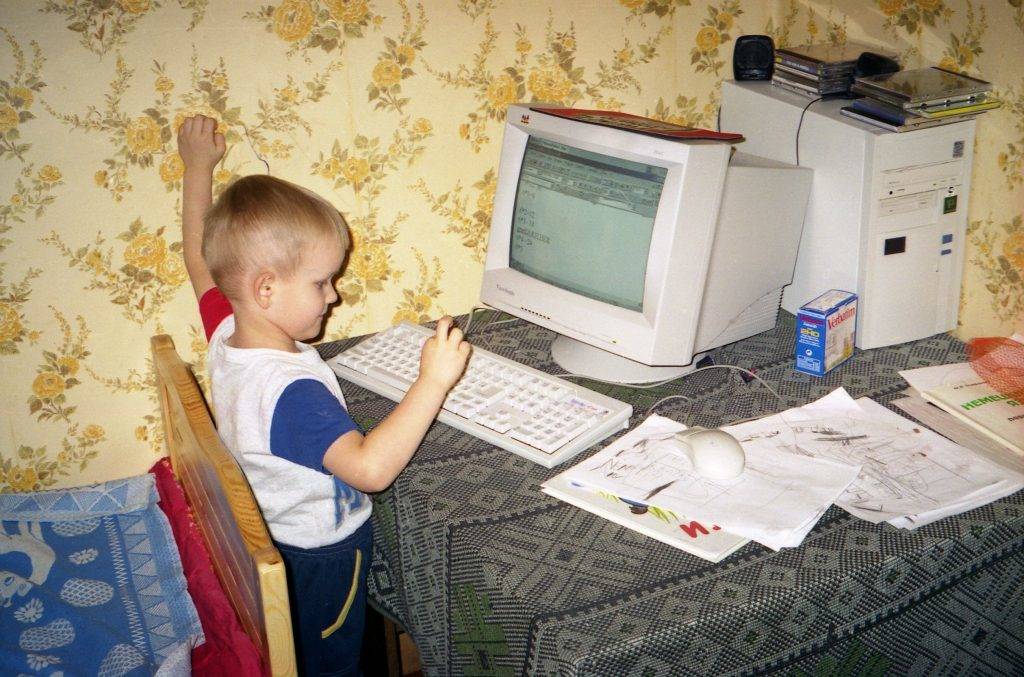 Vitalik Buterin jeune en train de jouer au PC