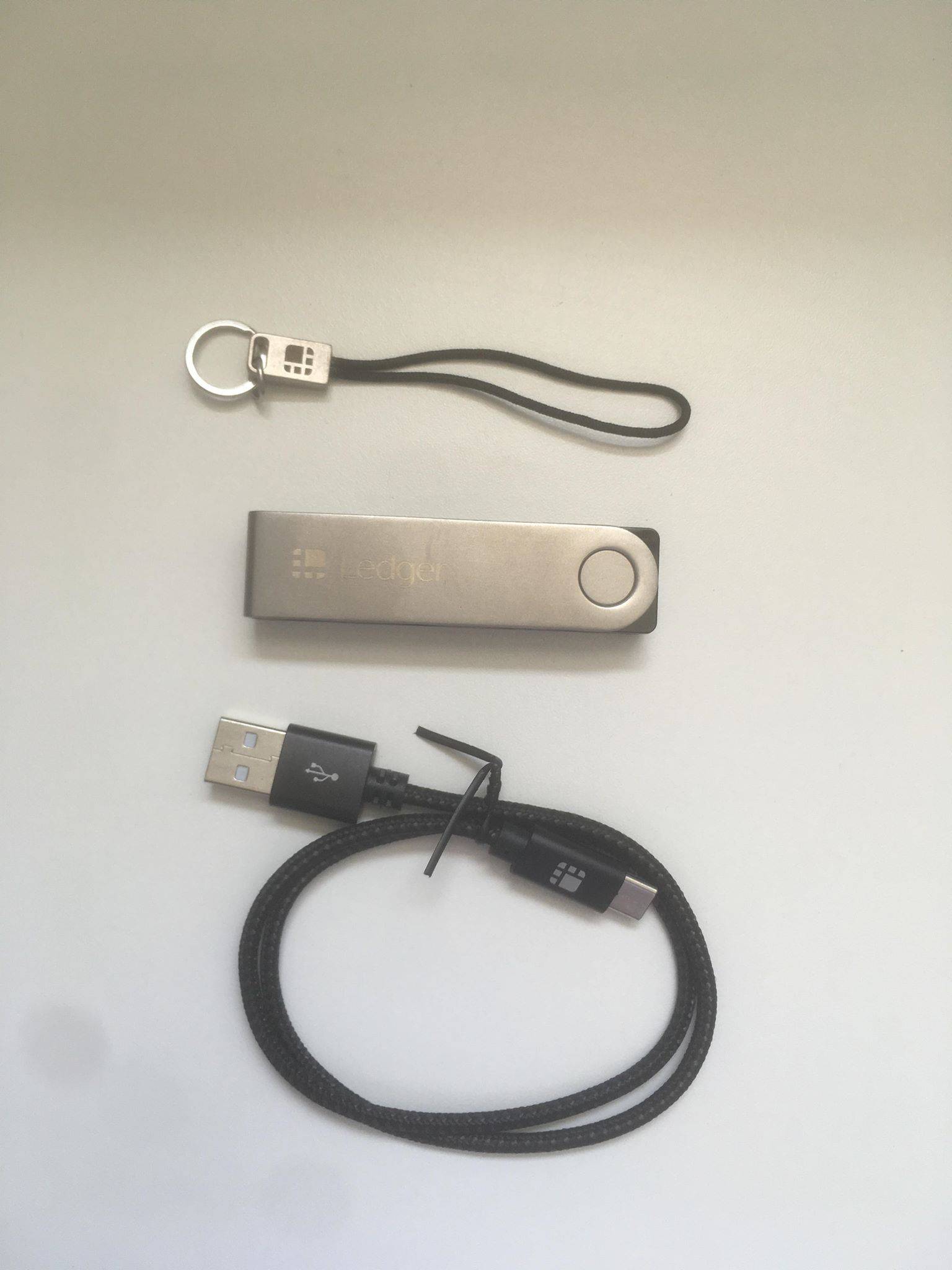 Le Ledger Nano X avec son câble fourni.