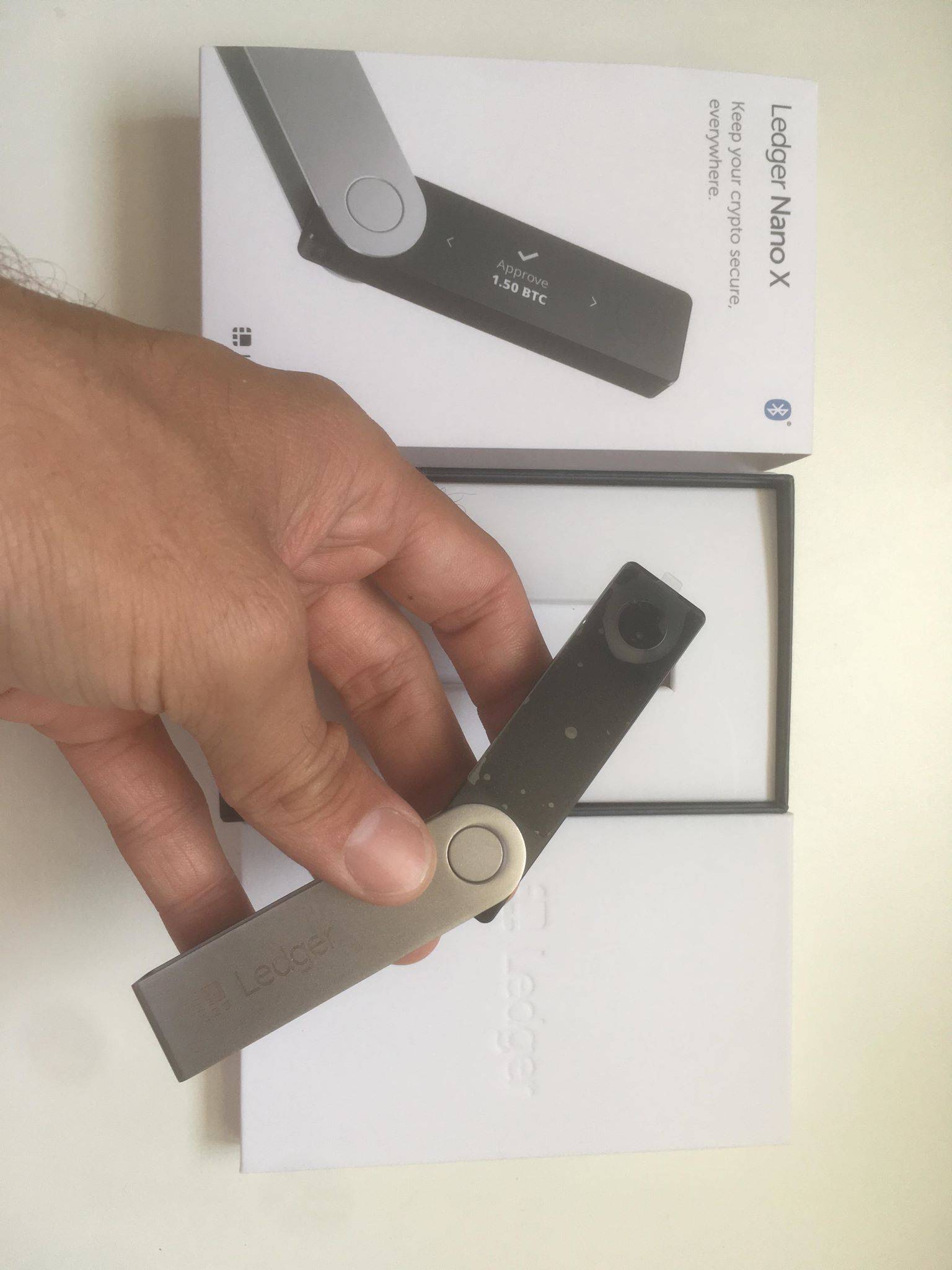 Le Ledger Nano X dans ma main.